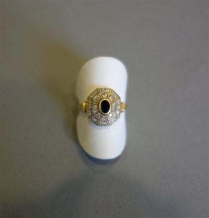 Bague en or jaune 18K (750/oo), le plateau...