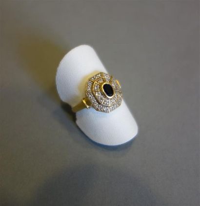 Bague en or jaune 18K (750/oo), le plateau...