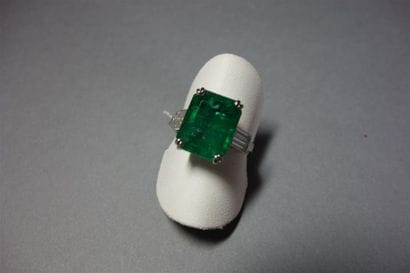 Bague en platine (850/oo) centrée d'une émeraude...