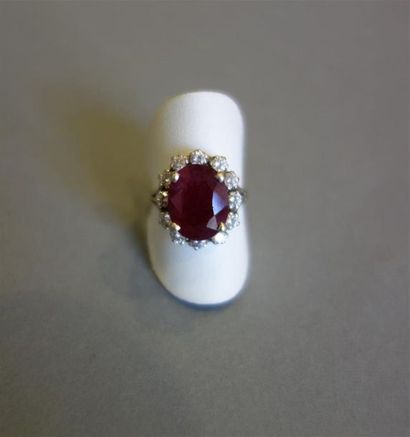 Bague en or gris 18K (750/oo) centrée d'un...
