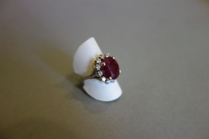 Bague en or gris 18K (750/oo) centrée d'un...