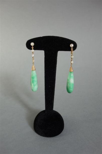Paire de pendants d'oreilles en or jaune...