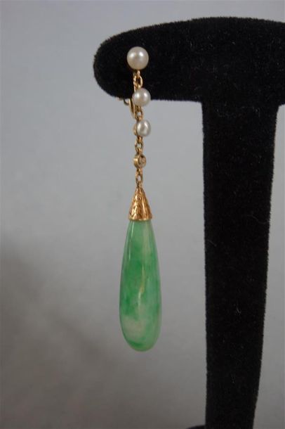 Paire de pendants d'oreilles en or jaune...