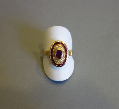 Bague en or jaune 18K (750/oo), le plateau...