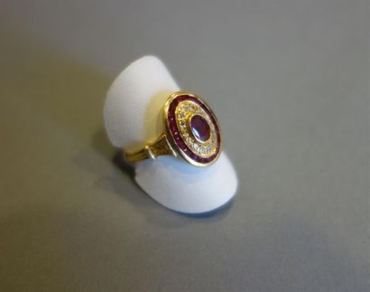 Bague en or jaune 18K (750/oo), le plateau...