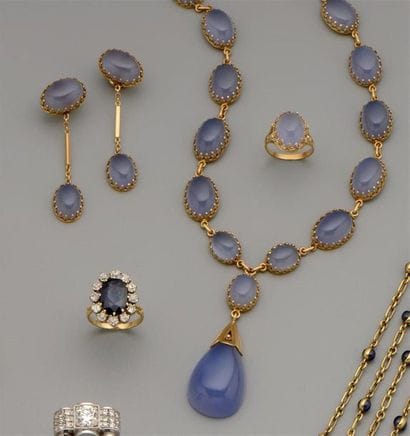 Parure composée d'un collier, d'une bague...
