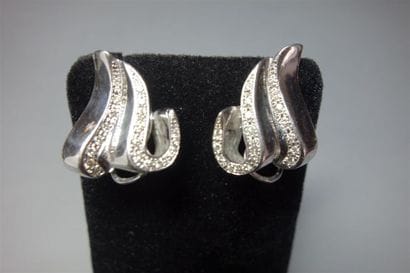 Paire de boucles d'oreilles en or gris 18K...