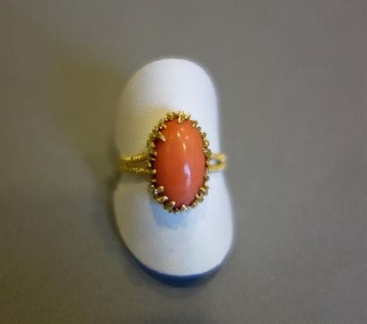 Bague en or jaune 18K (750/oo) ornée d'un...