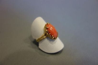 Bague en or jaune 18K (750/oo) ornée d'un...
