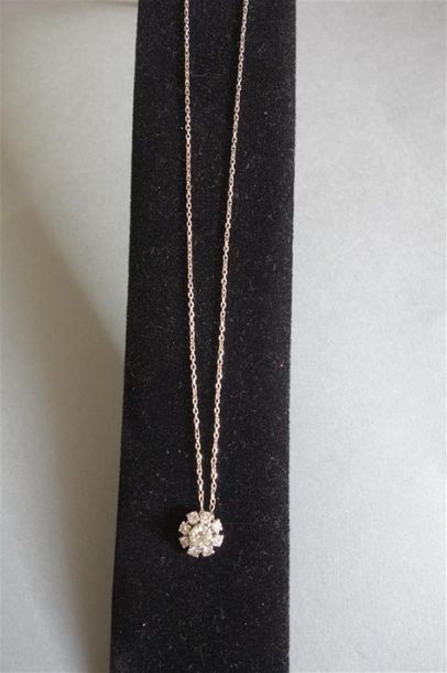 Pendentif Marguerite en or gris 18K (750/oo)...