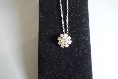 Pendentif Marguerite en or gris 18K (750/oo)...