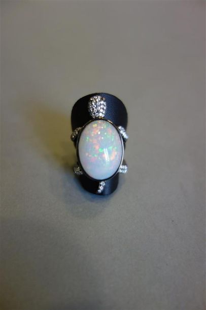 Bague en or noirci 18K (750/oo) figurant...