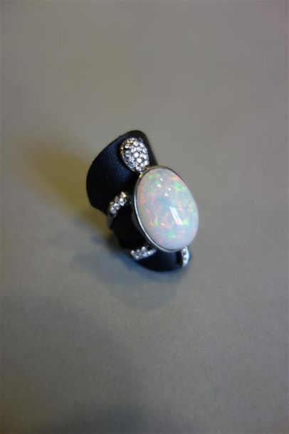 Bague en or noirci 18K (750/oo) figurant...