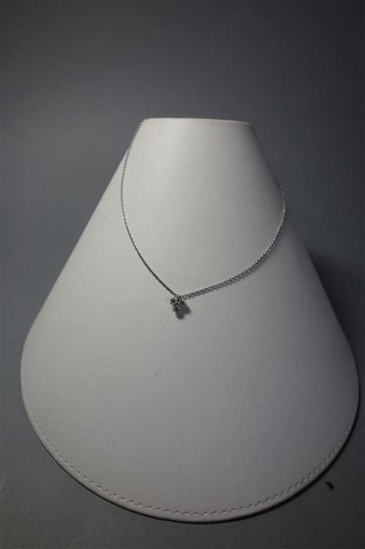Chaîne en or gris 18K (750/oo) ornée de trois...