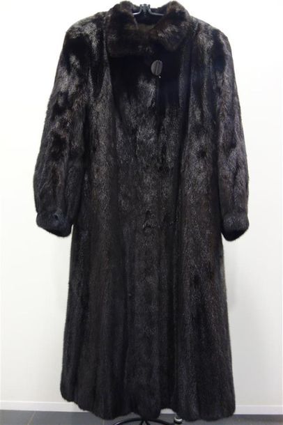 LES FOURRURES PERRAUD. MANTEAU en vison,...