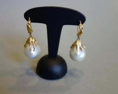 Paire de pendants d'oreilles ornés de deux...