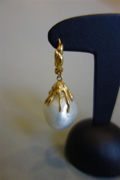 Paire de pendants d'oreilles ornés de deux...