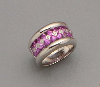 POIRAY : Bague jonc godronnée en or gris...