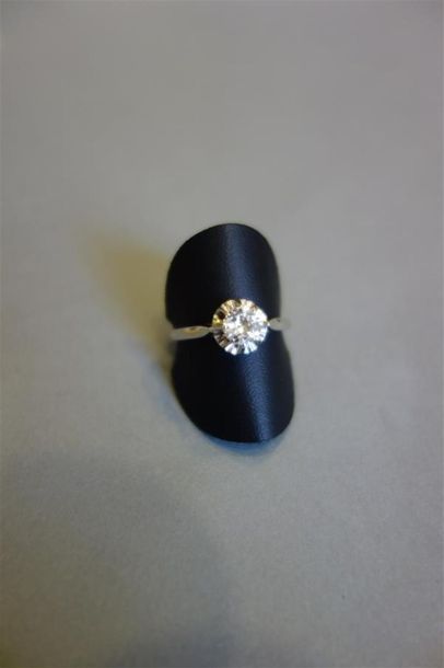 Bague solitaire en or gris 18K (750/oo) centrée...