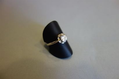 Bague solitaire en or gris 18K (750/oo) centrée...