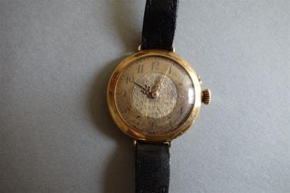 Montre en or jaune 18K (750/oo), cadran rond...