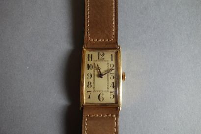 Montre en or jaune 18K (750/oo), cadran rectangulaire...