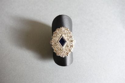 Bague en or gris 18K (750/oo), le plateau...