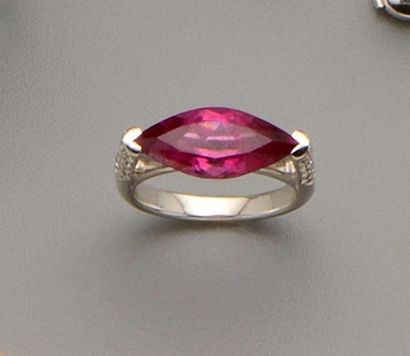 Bague en or gris 18K (750/oo) ornée d'une...