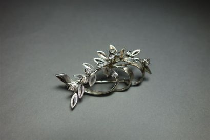 Broche en or gris 18K (750/oo) à décor feuillagé...