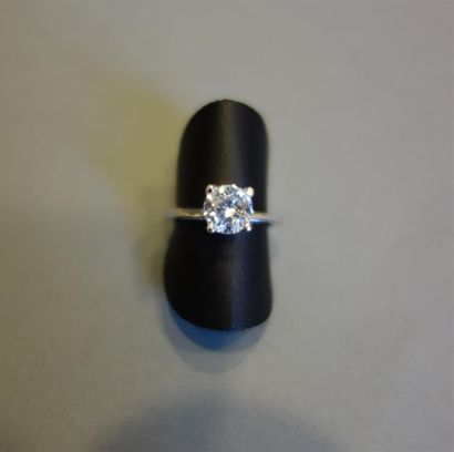 Bague solitaire en argent ornée d'un oxyde...
