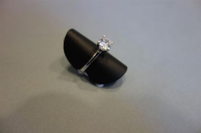 Bague solitaire en argent ornée d'un oxyde...