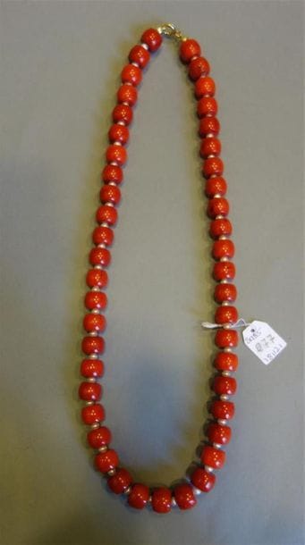 Collier de perles de bambou des mers de forme...