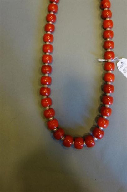 Collier de perles de bambou des mers de forme...