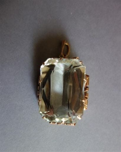 Pendentif en or jaune 14K (585/oo) agrémenté...