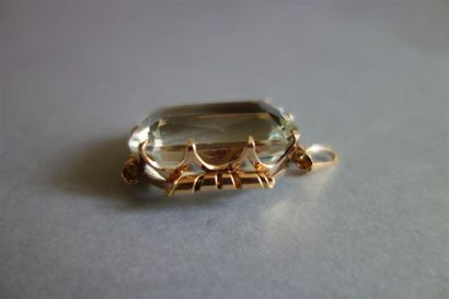 Pendentif en or jaune 14K (585/oo) agrémenté...