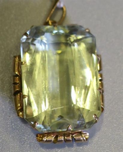 Pendentif en or jaune 14K (585/oo) agrémenté...