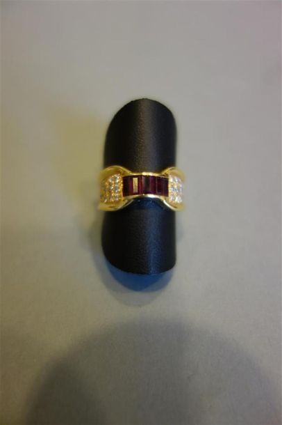 Bague en or jaune 18K (750/oo) centrée d'un...