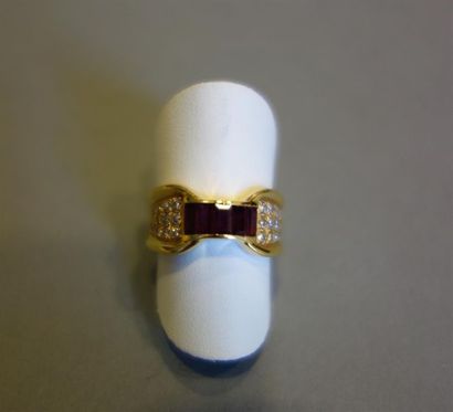 Bague en or jaune 18K (750/oo) centrée d'un...