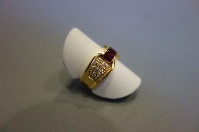 Bague en or jaune 18K (750/oo) centrée d'un...