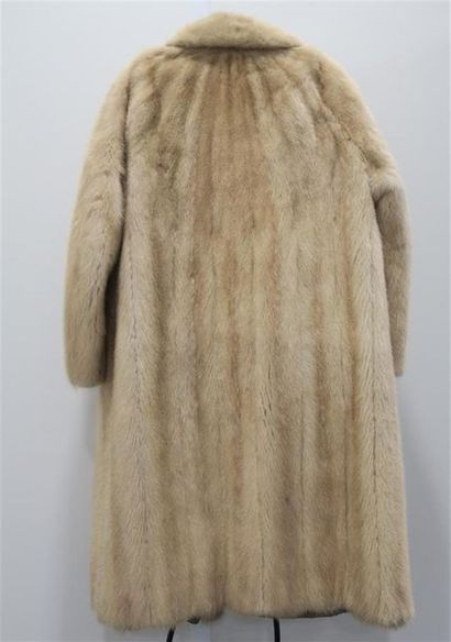 MANTEAU en vison tourmaline, col cranté,...