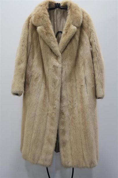 MANTEAU en vison tourmaline, col cranté,...