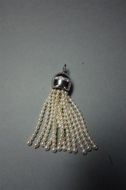 Pendentif formé d'une boule d'or gris 18K...