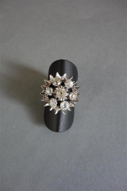 Bague « Fleur » en or gris 18K (750/oo) et...