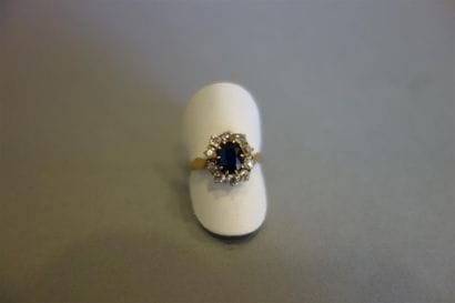 Bague ancienne en or jaune 18K (750/oo) centrée...