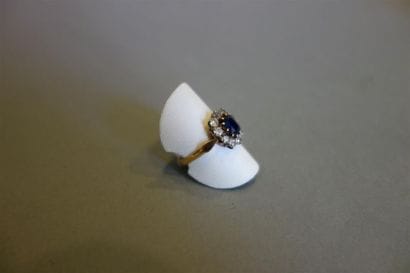 Bague ancienne en or jaune 18K (750/oo) centrée...
