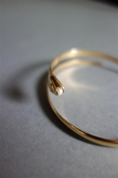 Bracelet jonc ouvert en or jaune 18K (750/oo)...