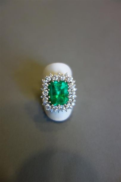 Bague en or gris 18K (750/oo) centrée d'une...