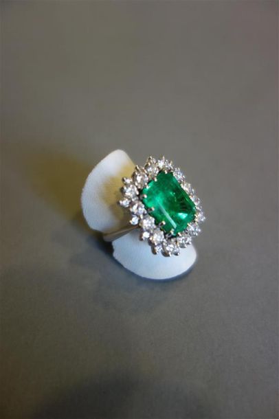 Bague en or gris 18K (750/oo) centrée d'une...
