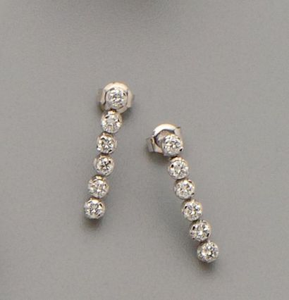 Paire de pendants d'oreilles en or gris 18K...