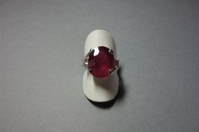 Bague en or gris 18K (750/oo) centrée d'un...